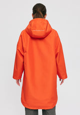 Kate ist 1.75m und trägt Größe S