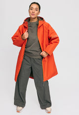 Kate ist 1.75m und trägt Größe S