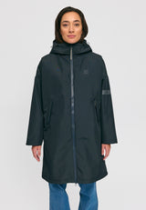 Kate ist 1.75m und trägt Größe S