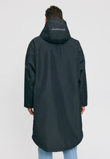 Dominik ist 1.91m und trägt Größe L