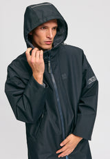 Dominik ist 1.91m und trägt Größe L