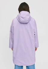 Kate ist 1.75m und trägt Größe S