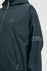 Kate ist 1.75m und trägt Größe S