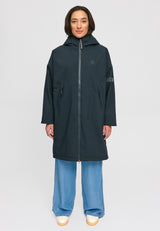 Kate ist 1.75m und trägt Größe S