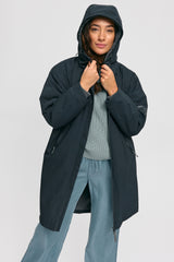 Kate ist 1.75m und trägt Größe S