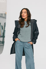 Kate ist 1.75m und trägt Größe S