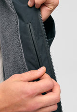 Dominik ist 1.91m und trägt Größe L