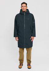 Dominik ist 1.91m und trägt Größe L