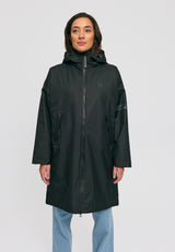 Kate ist 1.75m und trägt Größe S