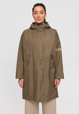 Kate ist 1.75m und trägt Größe S