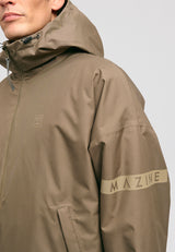 Dominik ist 1.91m und trägt Größe L