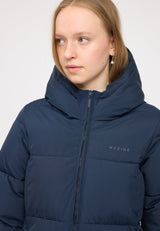 Julia ist 1,78 und trägt Größe S