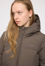 Julia ist 1,78 und trägt Größe S