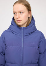 Julia ist 1,78 und trägt Größe S