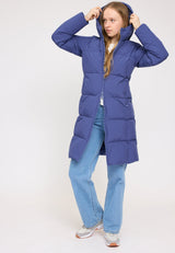 Julia ist 1,78 und trägt Größe S