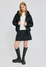 Amber ist 1,74 und trägt Größe S