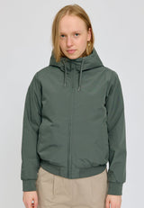 Julia ist 1,78 und trägt Größe S