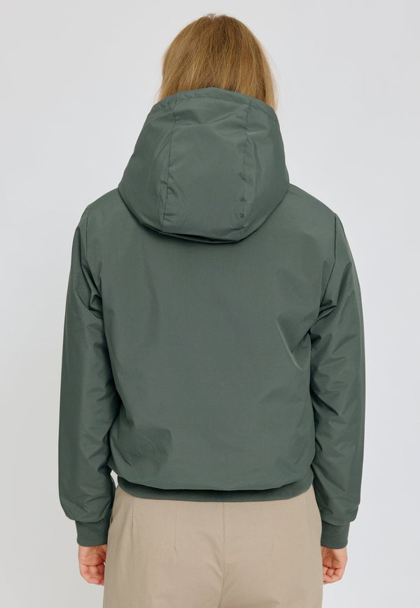 Julia ist 1,78 und trägt Größe S