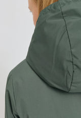 Julia ist 1,78 und trägt Größe S