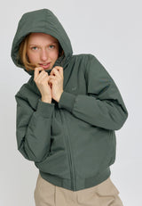 Julia ist 1,78 und trägt Größe S