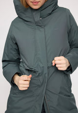 Julia ist 1,78 und trägt Größe S