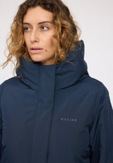 Angelique ist 1,75 und trägt Größe S