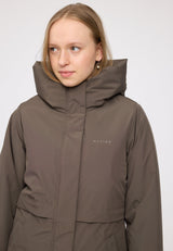 Julia ist 1,78 und trägt Größe S