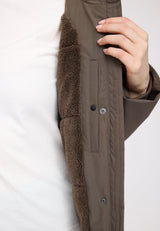 Julia ist 1,78 und trägt Größe S