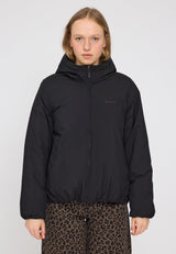 Julia ist 1,78 und trägt Größe S