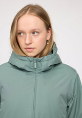 Julia ist 1,78 und trägt Größe S