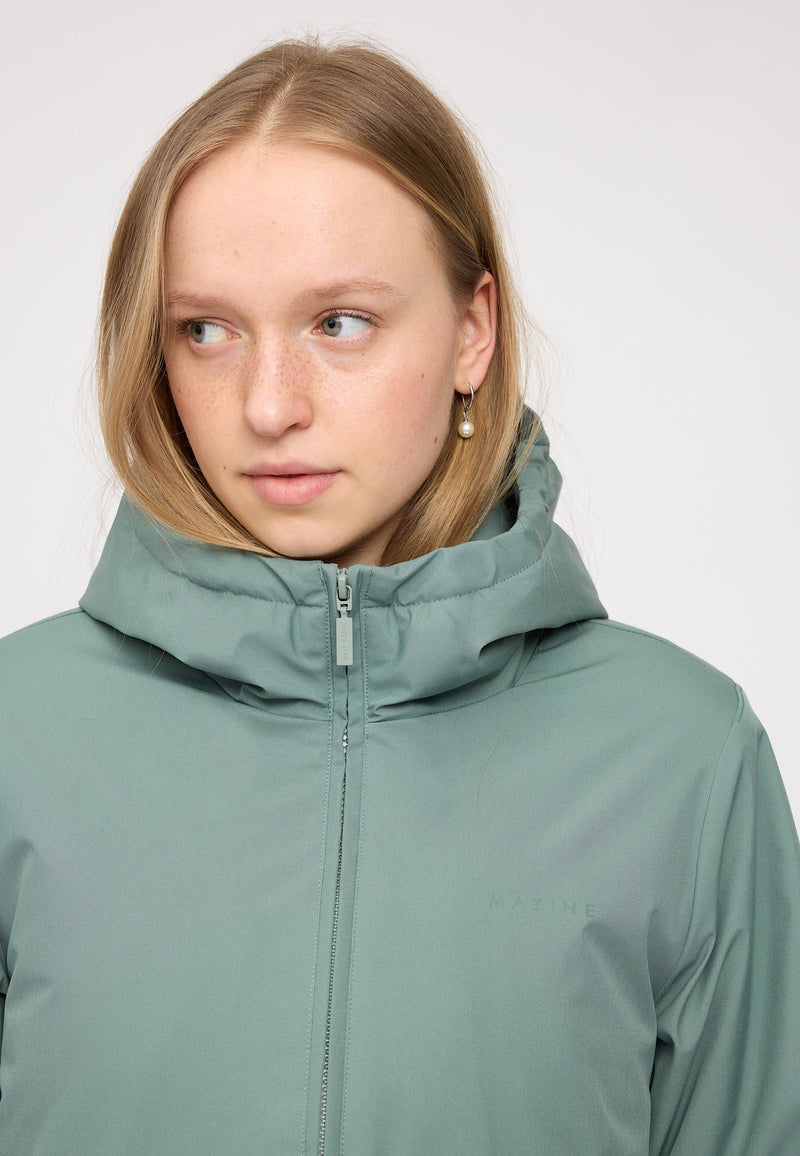 Julia ist 1,78 und trägt Größe S