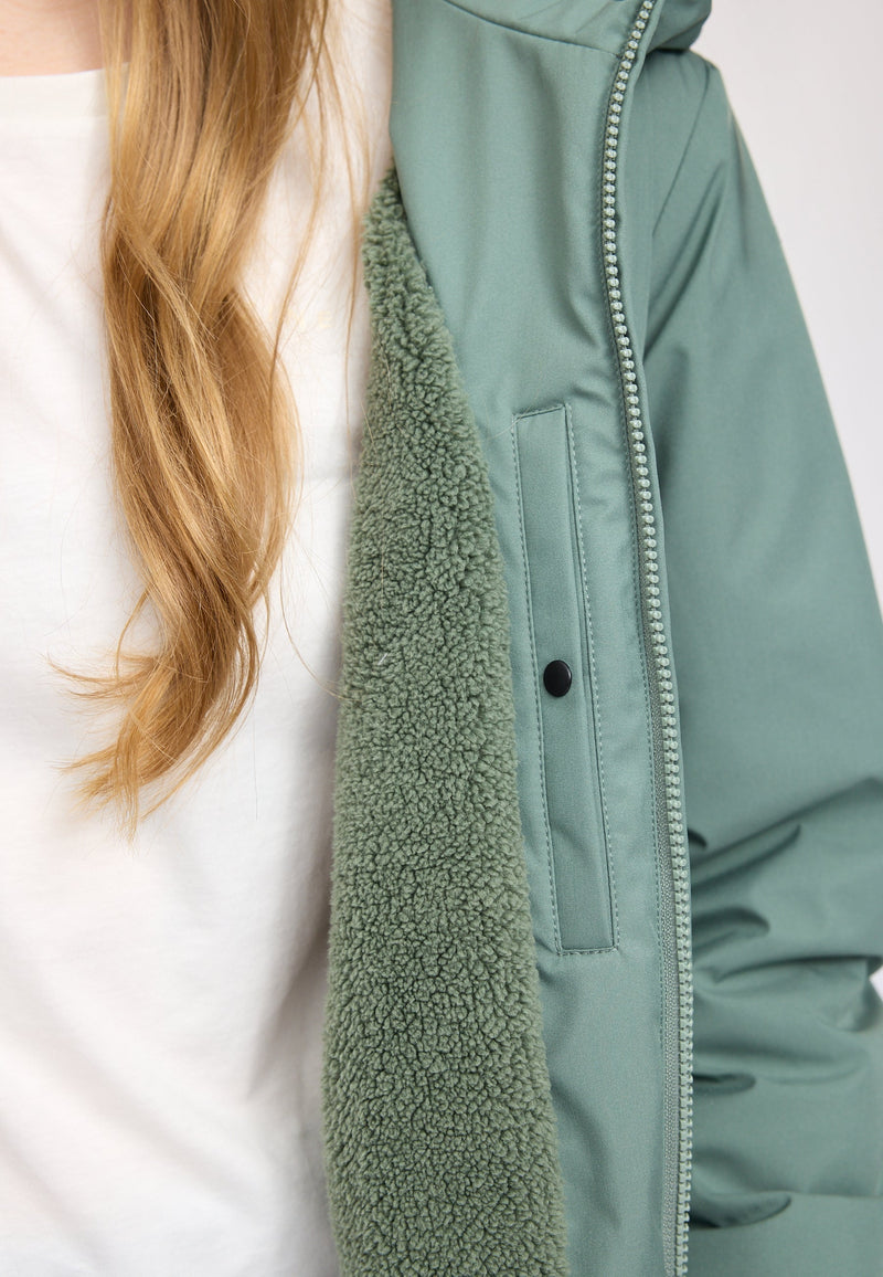 Julia ist 1,78 und trägt Größe S