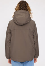 Angelique ist 1,75 und trägt Größe S