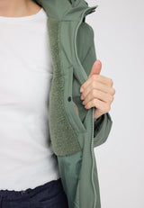 Maren ist 1,75 und trägt Größe S