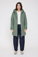 Maren ist 1,75 und trägt Größe S