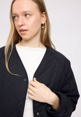 Julia ist 1,78 und trägt Größe S