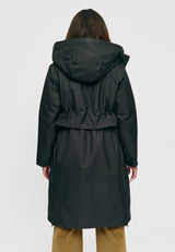 Kate ist 1.75m und trägt Größe S