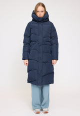 Julia ist 1,78 und trägt Größe S