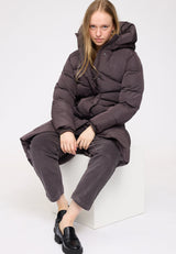 Julia ist 1,78 und trägt Größe S