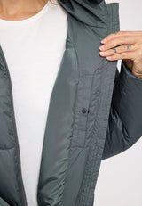 Angelique ist 1,75 und trägt Größe S