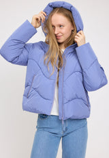 Julia ist 1,78 und trägt Größe S