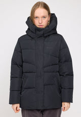 Julia ist 1,78 und trägt Größe S