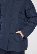 Maren ist 1,75 und trägt Größe S