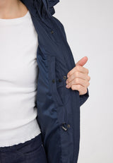 Maren ist 1,75 und trägt Größe S