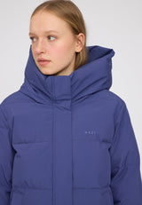 Julia ist 1,78 und trägt Größe S