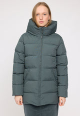 Julia ist 1,78 und trägt Größe S