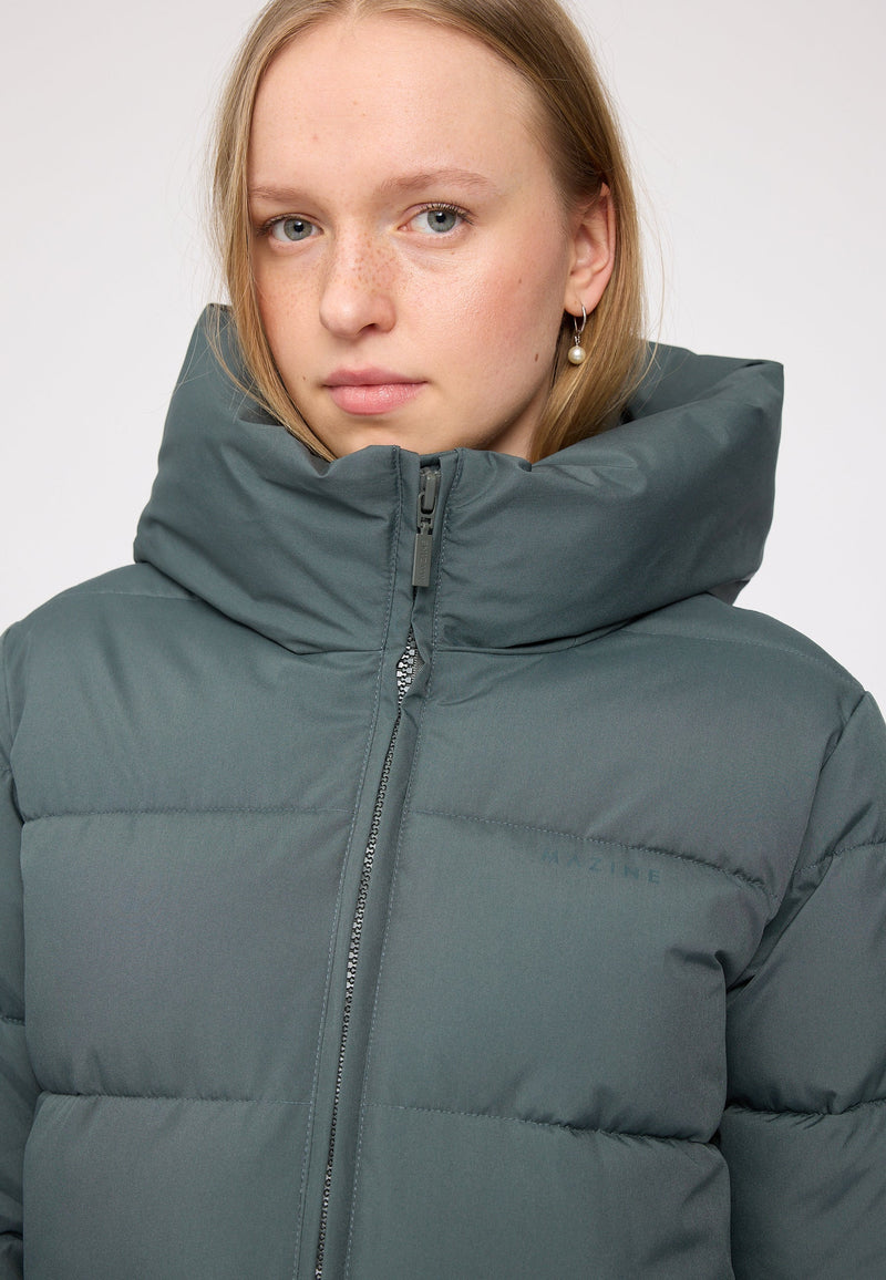 Julia ist 1,78 und trägt Größe S