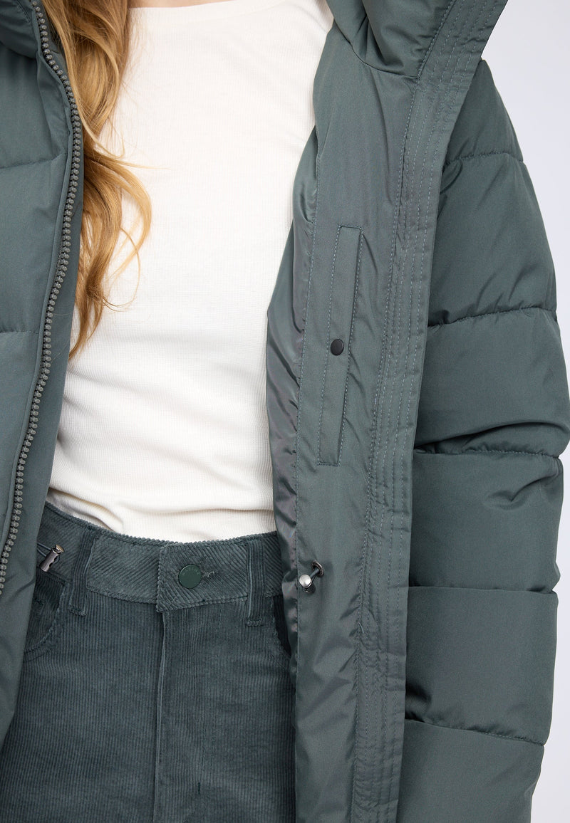 Julia ist 1,78 und trägt Größe S