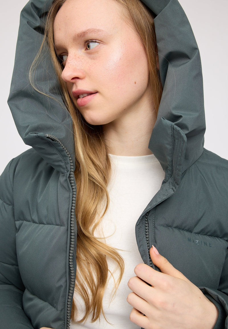 Julia ist 1,78 und trägt Größe S