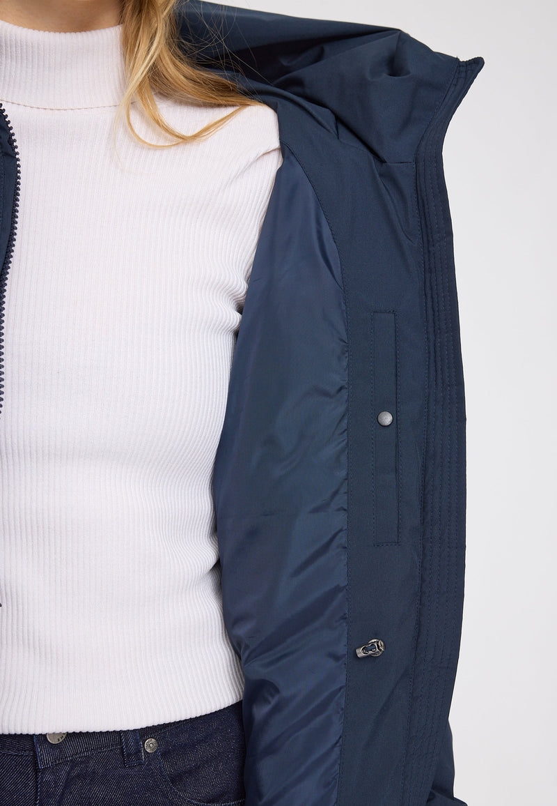 Julia ist 1,78 und trägt Größe S